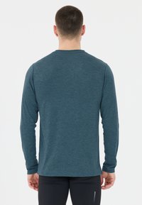 Langarmshirt in einem melierten Teal-Farbton, mit Rundhalsausschnitt und weicher Textur, von hinten betrachtet.