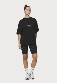 Pegador NAIA HEAVY OVERSIZED TEE - Apdrukāts T-krekls - black