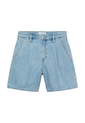 Shorts en denim bleu clair avec une coupe décontractée, présentant des plis sur le devant, des poches latérales et une fermeture à boutons et à zipper. Texture lisse.