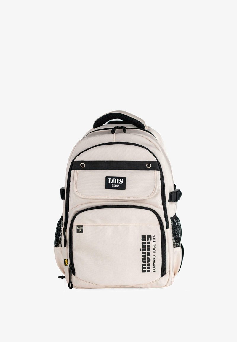 Mochila beige con acentos negros, múltiples compartimentos con cremallera, bolsillos laterales de malla, con el logo "LOIS" y el texto "avanzando juntos".