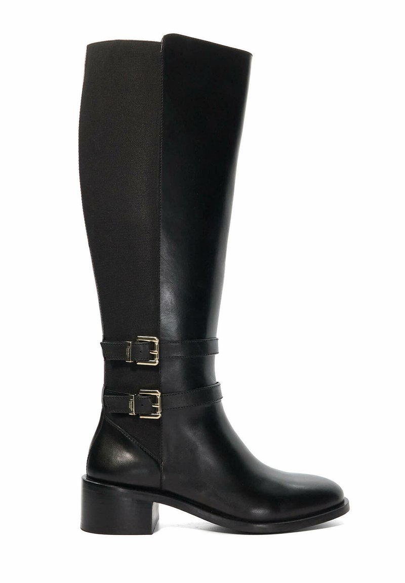 Bottes en cuir noir jusqu'aux genoux avec des panneaux élastiques sur les côtés, deux boucles réglables et un talon épais, présentant une texture lisse et un design classique.
