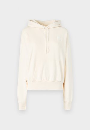 Kremna kapuca s prednjim kengurujskim žepom, kapuljačom s vezicama, rebrastim rukavima i malim logom na prsima. Mekana tekstura tkanine.