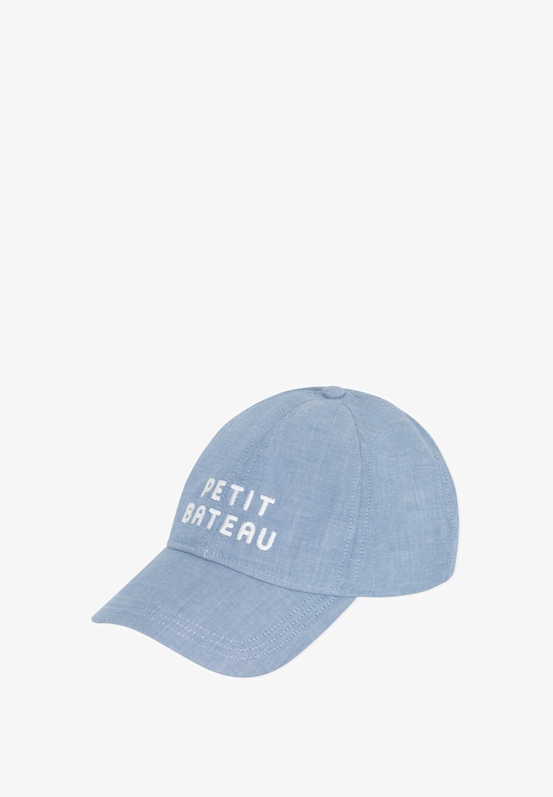 Casquette bleu clair en tissu doux, avec le texte brodé en blanc "PETIT BATEAU" sur le devant, visière incurvée et coutures détaillées.