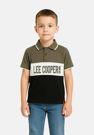 Polo kaki et noir avec accents blancs, arborant l'inscription "LEE COOPER" sur la poitrine. Tissu doux, col classique, manches courtes.