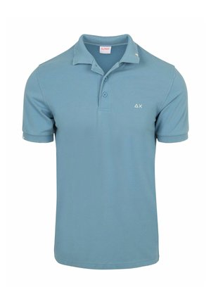 Polo blu polveroso a maniche corte con due bottoni, piccoli simboli bianchi Delta e Chi sul petto sinistro, e colletto.