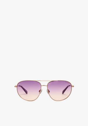 Des lunettes de soleil aviateur avec une monture métallique rose doré, des verres dégradés violets et des branches violettes foncées. Elles disposent de plaquettes de nez ajustables.