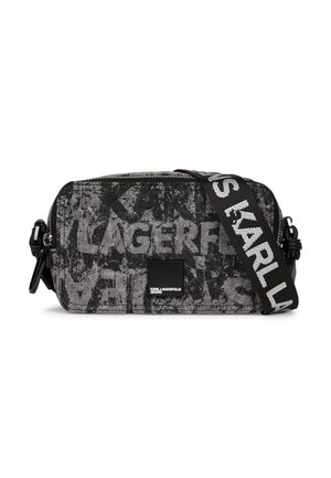 Borsa a tracolla rettangolare con motivo astratto di testo nero e grigio, chiusura con zip e ampia tracolla nera con scritta bianca "KARL LAGERFELD".