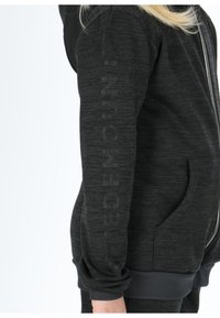 Felpa con zip di colore grigio scuro realizzata in tessuto testurizzato, con un logo verticale sulla manica sinistra e polsini e orlo a costine.