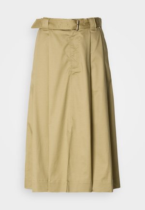 Καφέ μίντι φούστα με ζώνη στη μέση, πλισέ σχέδιο και δύο ορατές πλαϊνές τσέπες, φτιαγμένη από απαλή και λεία ύλη.