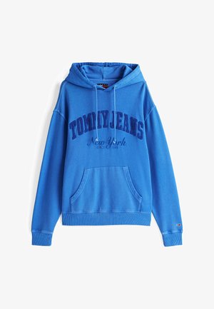 Felpa blu realizzata in cotone. Presenta una tasca frontale, cappuccio con cordini e il logo ricamato "TOMMY JEANS New York" in blu scuro.