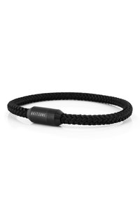 Pulsera trenzada negra con una superficie texturizada, que presenta un cierre cilíndrico de metal negro grabado con "AKITSUNE."