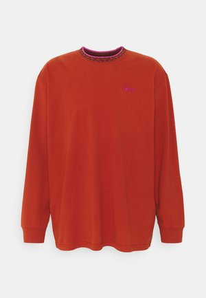 Langærmet rød sweatshirt med rund halsudskæring, der har en kontrastfarvet pink inderside af kraven og et broderet logo i lilla på brystet.