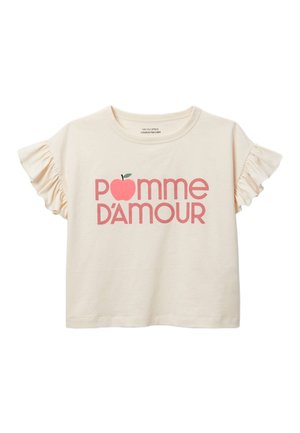 Haut à manches courtes de couleur crème avec des manches à volants et un texte rose « POMME D'AMOUR » avec un graphique de pomme stylisée remplaçant la lettre « O ».
