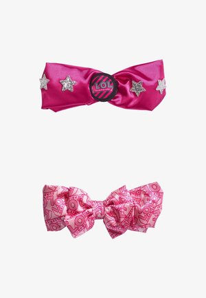 Due accessori per capelli: un cerchietto in satin rosa brillante con stelle argento e un grande fiocco rosa con un motivo ripetuto di "L.O.L. Surprise!".