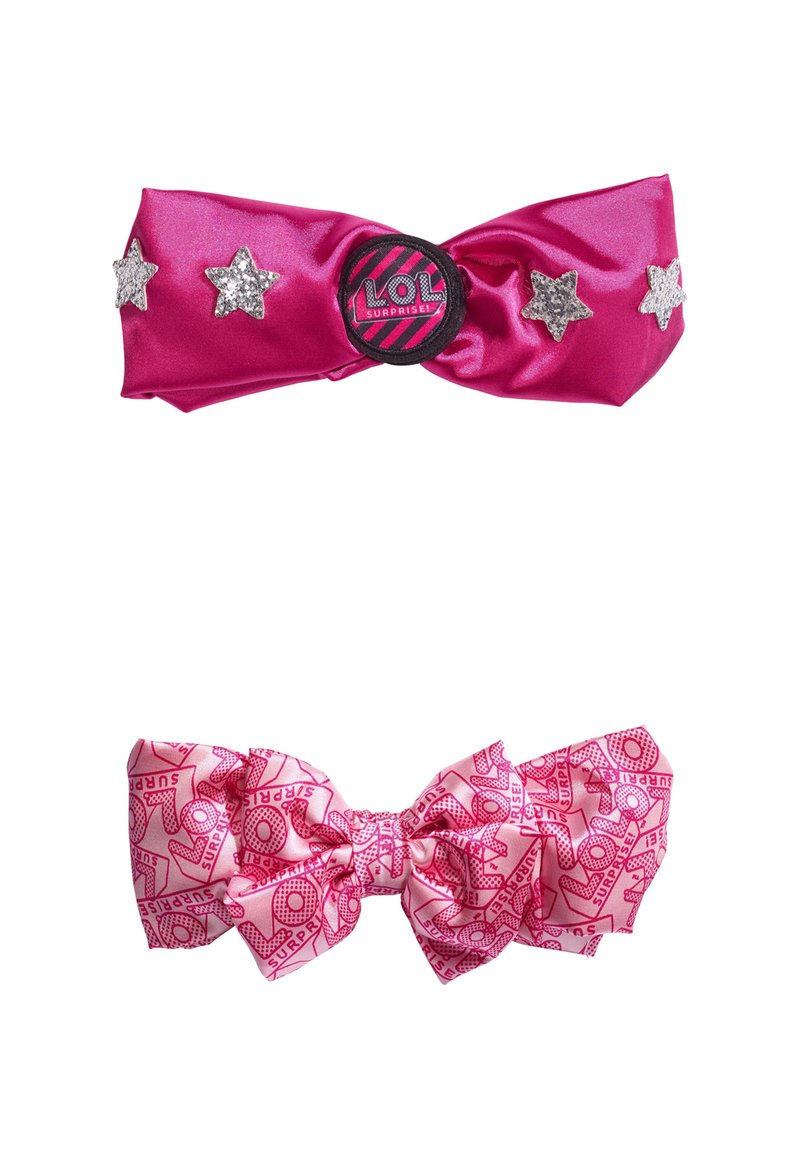 Due accessori per capelli: un cerchietto in satin rosa brillante con stelle argento e un grande fiocco rosa con un motivo ripetuto di "L.O.L. Surprise!".