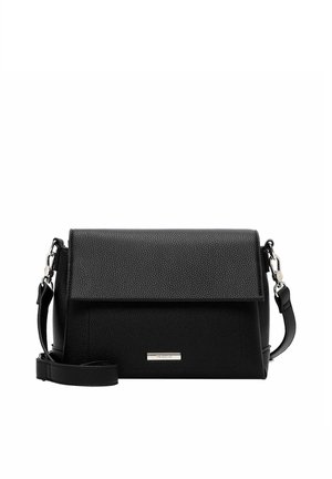 Zwarte leren crossbodytas met klep, zilveren hardware en een verstelbare riem tegen een witte achtergrond.