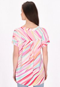 Camicia a maniche corte colorata con una vestibilità ampia, caratterizzata da strisce ondulate in rosa, rosso e blu. Include un dettaglio a pieghe sul retro.