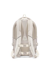 Béžový batoh s polstrovaným síťovým zádovým panelem, nastavitelnými popruhy, několika sponami a logem v horní části. Hladký povrch po celé ploše.