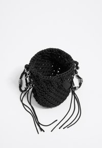 Čierna vycrochetová taška typu bucket s otvoreným vzorom, nastaviteľným sťahovacím uzáverom a kovovými akcentmi.