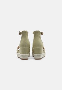 Bullboxer 268003F2T - Platåsandaler - sage