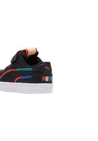 Zwarte leren sneakers met een witte zool. Voorzien van rode en blauwe strepen en een kleurrijk "PUMA" logo op de achterkant. Beveiligde klittenbandsluiting.