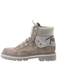 Bota de senderismo de ante gris con cuello acolchado, ojales de metal, cordones blancos y suela de goma gruesa con tracción.
