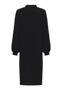 Vestido negro con cuello alto, mangas largas y puños fruncidos. Tejido suave sin patrones visibles ni adornos. Corte a media longitud.