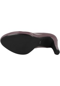 Fialová lakovaná vysoká bota na podpatku s špičatou špičkou, s černou texturovanou podrážkou a nízkým stiletto podpatkem.