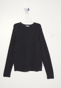 Schwarzer, strukturierter Pullover aus einem kuscheligen Material; mit langen Ärmeln und rundem Ausschnitt; auf einem klaren Kleiderbügel präsentiert.