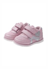 Sneakers rosa in rete con due cinturini in velcro; dettagli argentati e a forma di cuore; suola ammortizzata; design leggero adatto ai bambini.
