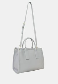 Borsa sintetica grigia con doppi manici superiori e tracolla removibile. Presenta un design elegante e dettagli in metallo color oro.