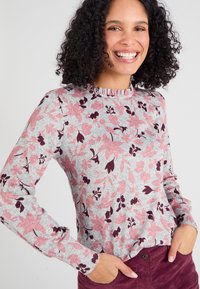 Bloemenpatroon lange mouwen top in grijs katoenmix, met roze en bordeauxrode patronen. Gerimpelde halslijn en getailleerd ontwerp.