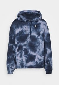 Felpa con cappuccio tie-dye navy, realizzata in tessuto morbido, con tasca frontale, cappuccio con coulisse e una piccola etichetta con logo sul petto.