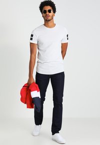 Jack & Jones JCOBORO TEE CREW NECK - T-shirts print - oyster mushroom