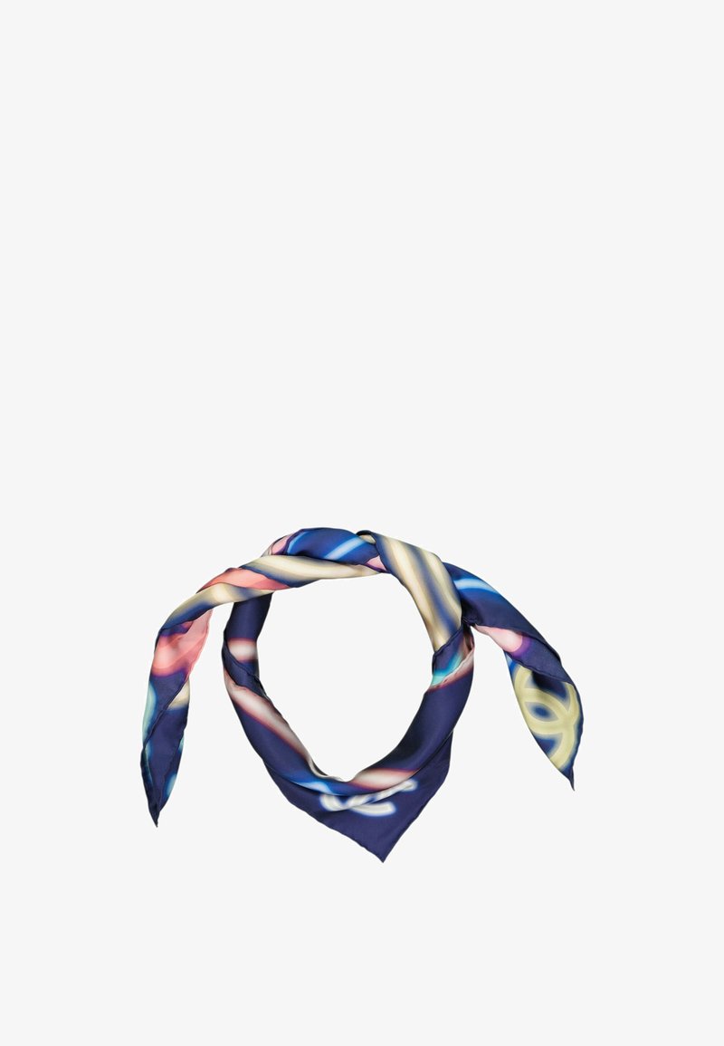 Foulard en soie avec nœud torsadé, présentant un motif abstrait multicolore sur fond bleu foncé.