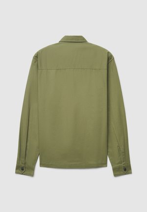 Camicia verde oliva a maniche lunghe con collo a camicia, polsini con bottoni e tessuto dalla texture liscia, con un design posteriore piatto.