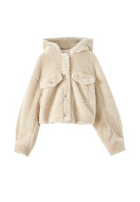 Beżowa kurtka cropped z materiału sherpa, z kapturem, zapinana na napy z dwoma kieszeniami na klatce piersiowej na białym tle.