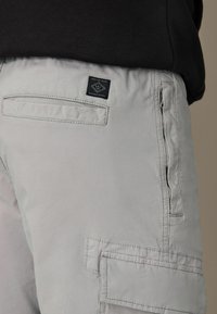 Next STRETCH UTILITY REGULAR TAPERED - Pantalon cargo - light grey