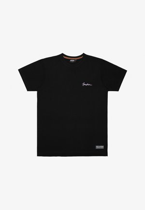 Tricou din bumbac negru cu mâneci scurte, având un logo brodat alb pe piept și un mic eticheta pe tiv. Gât clasic rotund.
