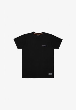 T-shirt de algodão preto com mangas curtas, apresentando um logótipo bordado branco no peito e uma pequena etiqueta na bainha. Decote redondo clássico.