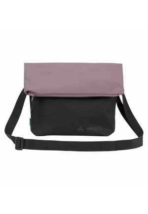 Zweifarbige Umhängetasche mit gefaltetem, staubrosafarbenem oberen Teil und schwarzer Basis, verstellbarem schwarzem Riemen und dezentem Markenlogo auf der Vorderseite.