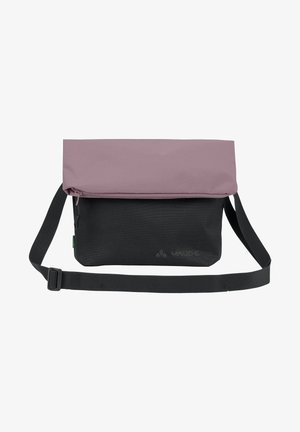 Tweekleurige schoudertas met een gevouwen bovenkant in stoffig roze en een zwarte onderkant, verstelbare zwarte band en een subtiel merklogo aan de voorkant.