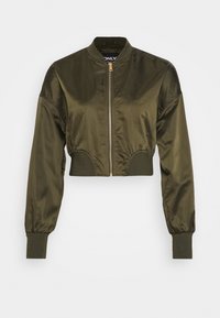 Zkrácená bomber bunda v olivově zelené barvě. Vyrobena z hladkého materiálu s předním zipem, vroubkovanými manžetami a kulatým výstřihem.