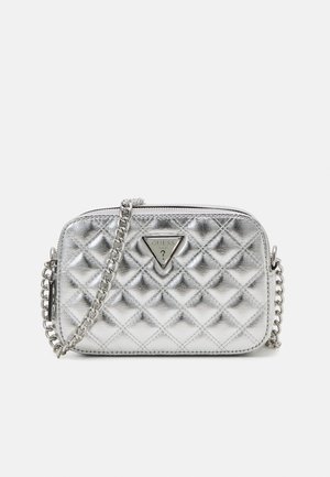 Sac en bandoulière argenté matelassé avec une chaîne, présentant un accent logo triangulaire à l'avant et une texture métallisée brillante.