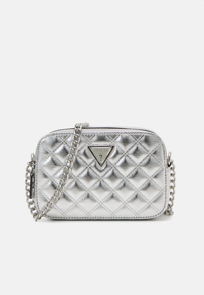 Sac en bandoulière argenté matelassé avec une chaîne, présentant un accent logo triangulaire à l'avant et une texture métallisée brillante.