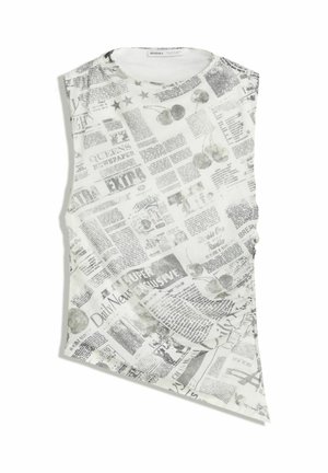 Bijela bezrukavna majica s dizajnom ispisa novina koja sadrži tekst, zvjezdice i grafiku trešnje. Napravljena od glatkog, laganog materijala.