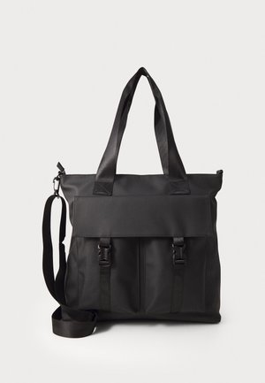 Sac fourre-tout noir avec double poignée supérieure et une bandoulière détachable, doté d'un rabat avant et de deux fermetures à boucle.