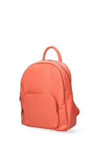 Koraalroze leren rugzak met ronde vorm, handvat aan de bovenkant, ritsvak aan de voorkant en een gladde textuur. Bevat subtiele stikdetails.