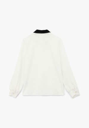 Weiße Bluse mit langen Ärmeln, schwarzem Kragen, knöpfbaren Manschetten und glatter Textur, mit gerader Silhouette und ohne sichtbare Muster.