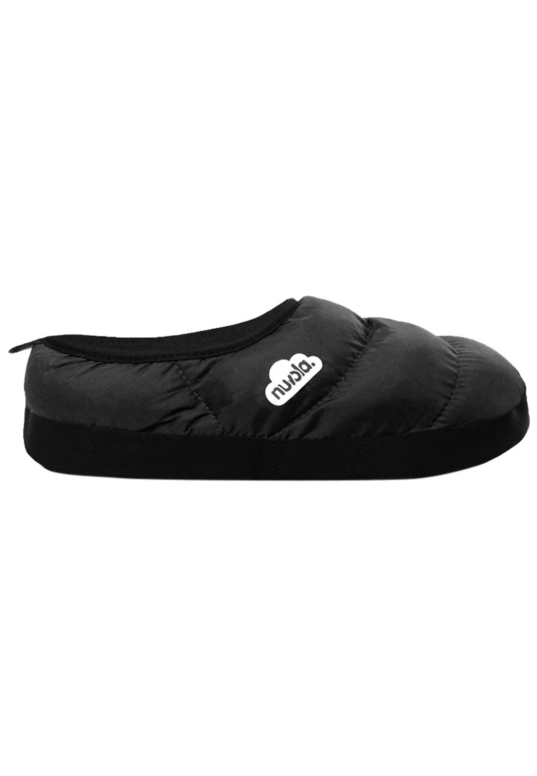 Zapatilla negra acolchada con punta redondeada, exterior suave, apertura elástica y suela de goma negra; presenta un logo blanco en el lado.